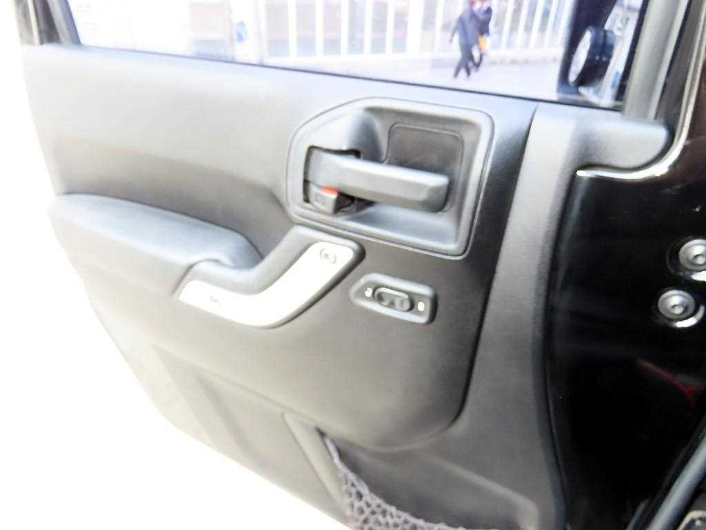 Jeep Wrangler — photo 11