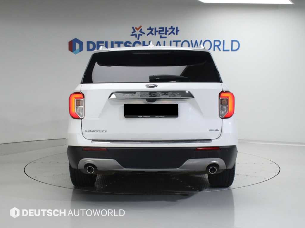 Ford Explorer — photo 04