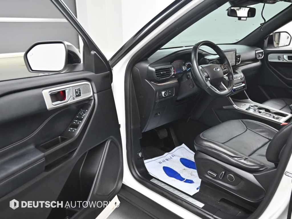 Ford Explorer — photo 11