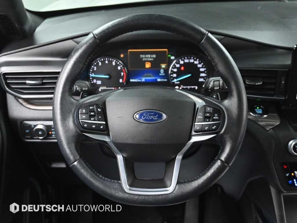 Ford Explorer — photo 13