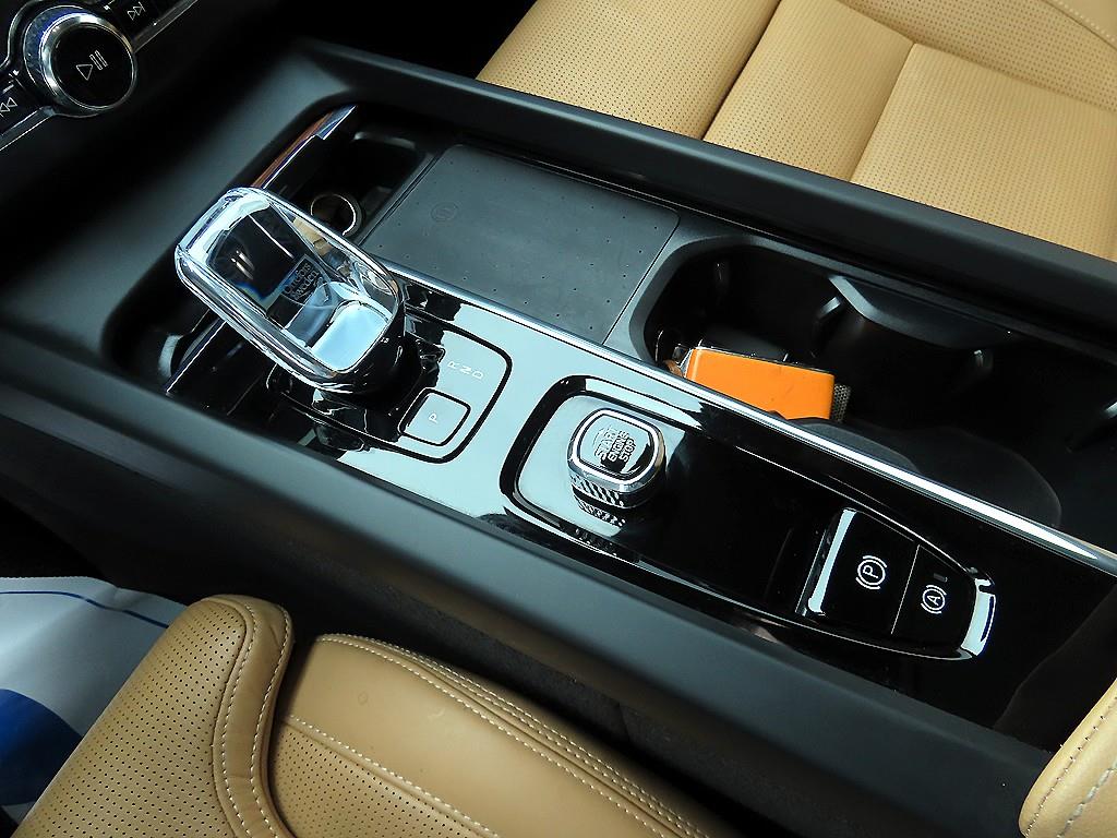 Volvo XC60 — photo 11