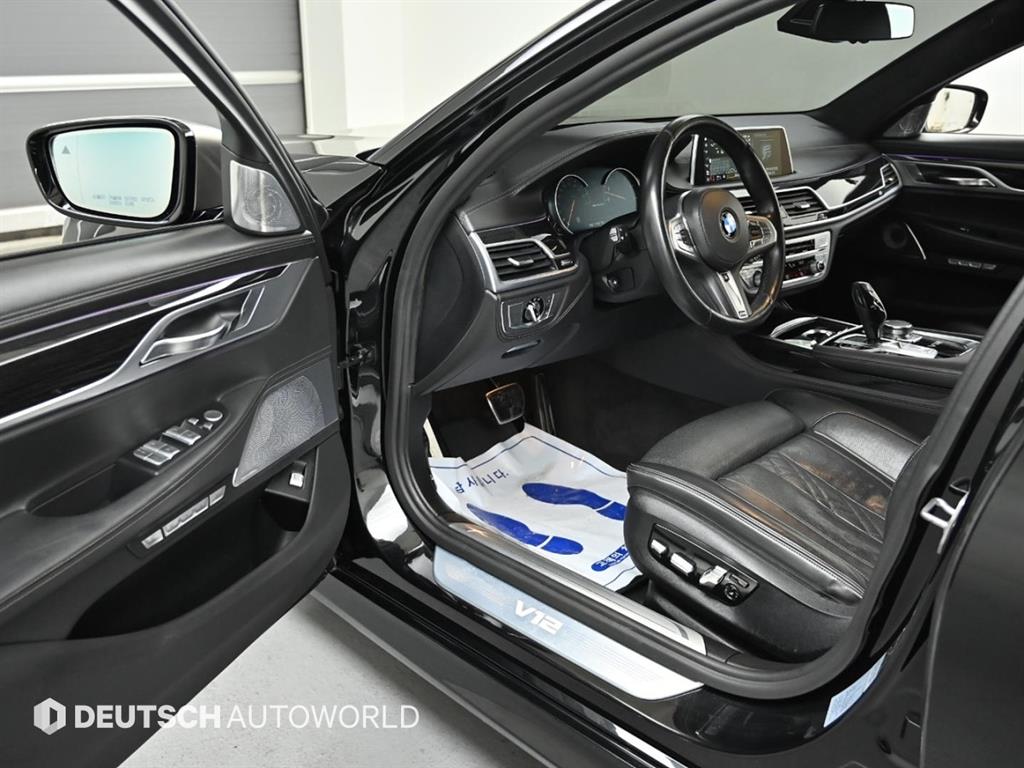 BMW 7-Series — photo 11