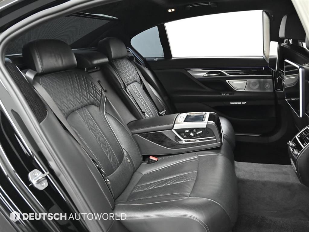 BMW 7-Series — photo 12