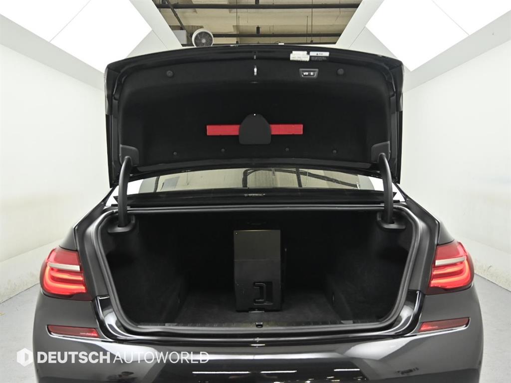 BMW 7-Series — photo 19