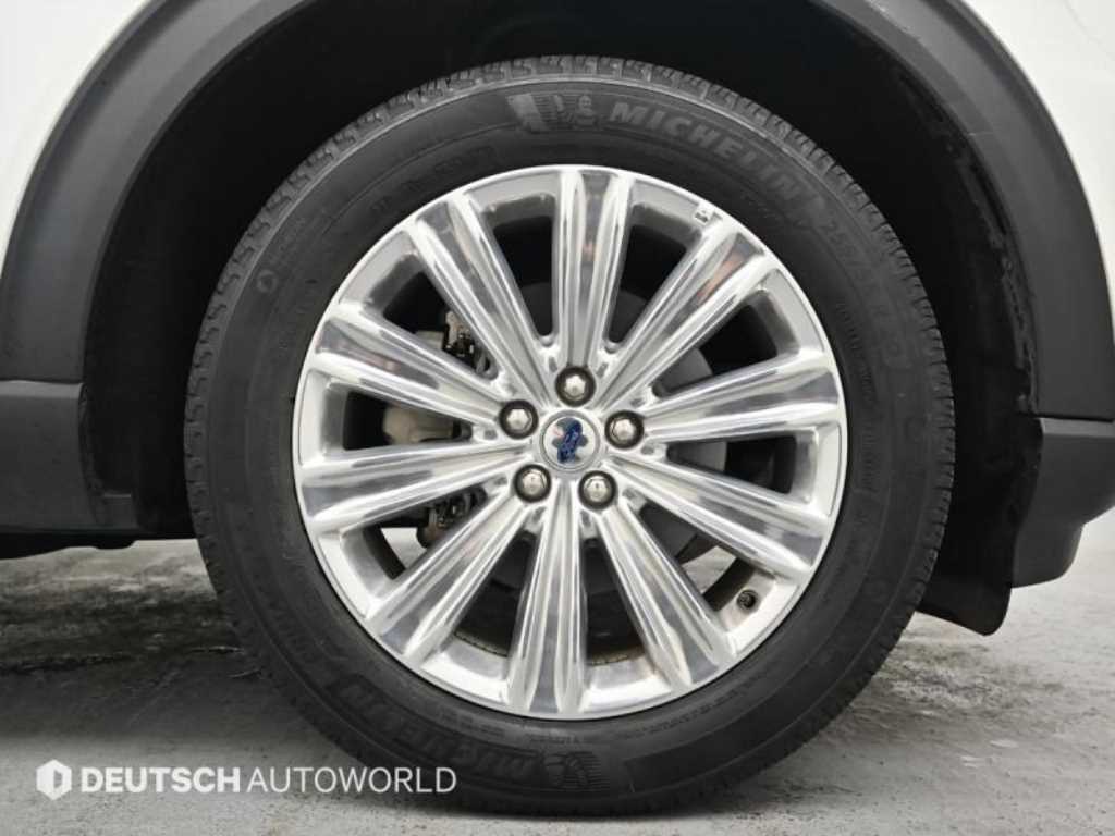 Ford Explorer — photo 05