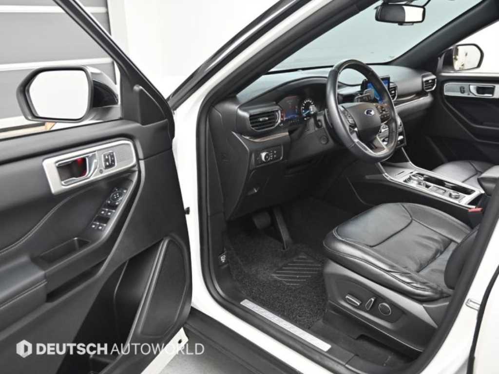 Ford Explorer — photo 11