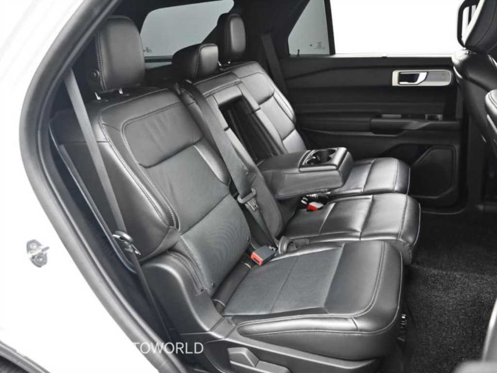 Ford Explorer — photo 12