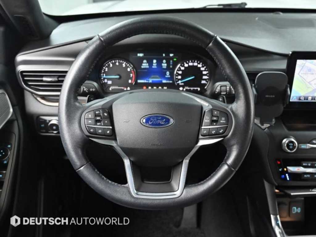 Ford Explorer — photo 13