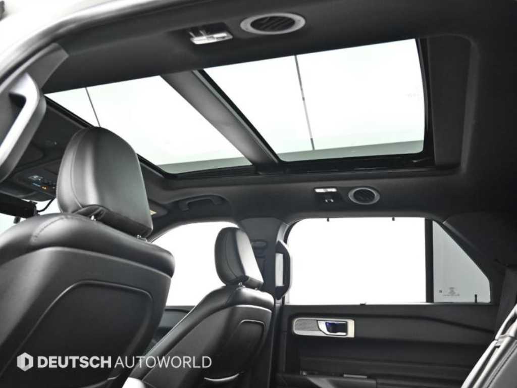 Ford Explorer — photo 18