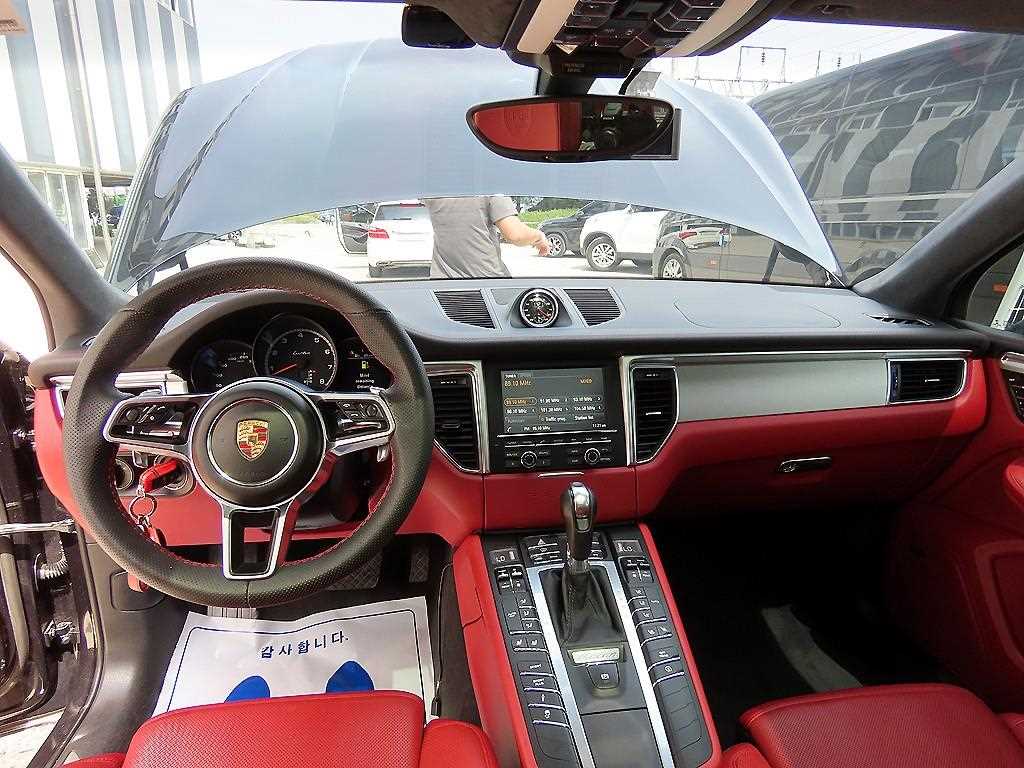 Porsche Macan — photo 07