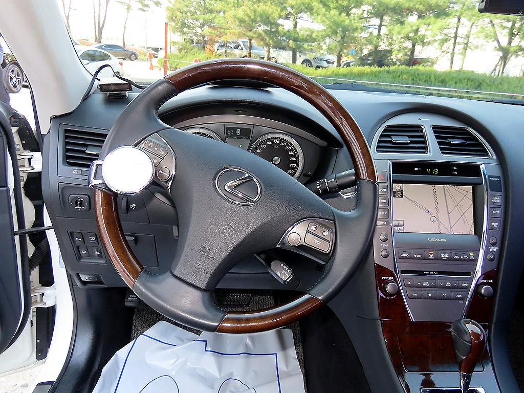 Lexus ES — photo 08