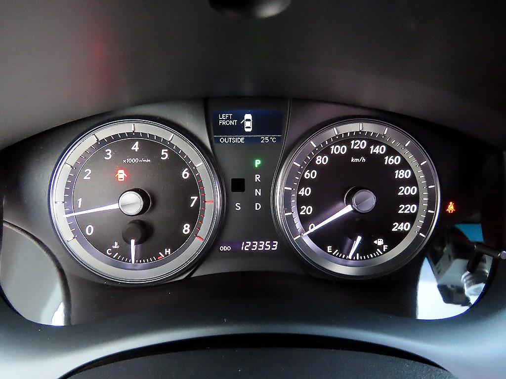 Lexus ES — photo 09