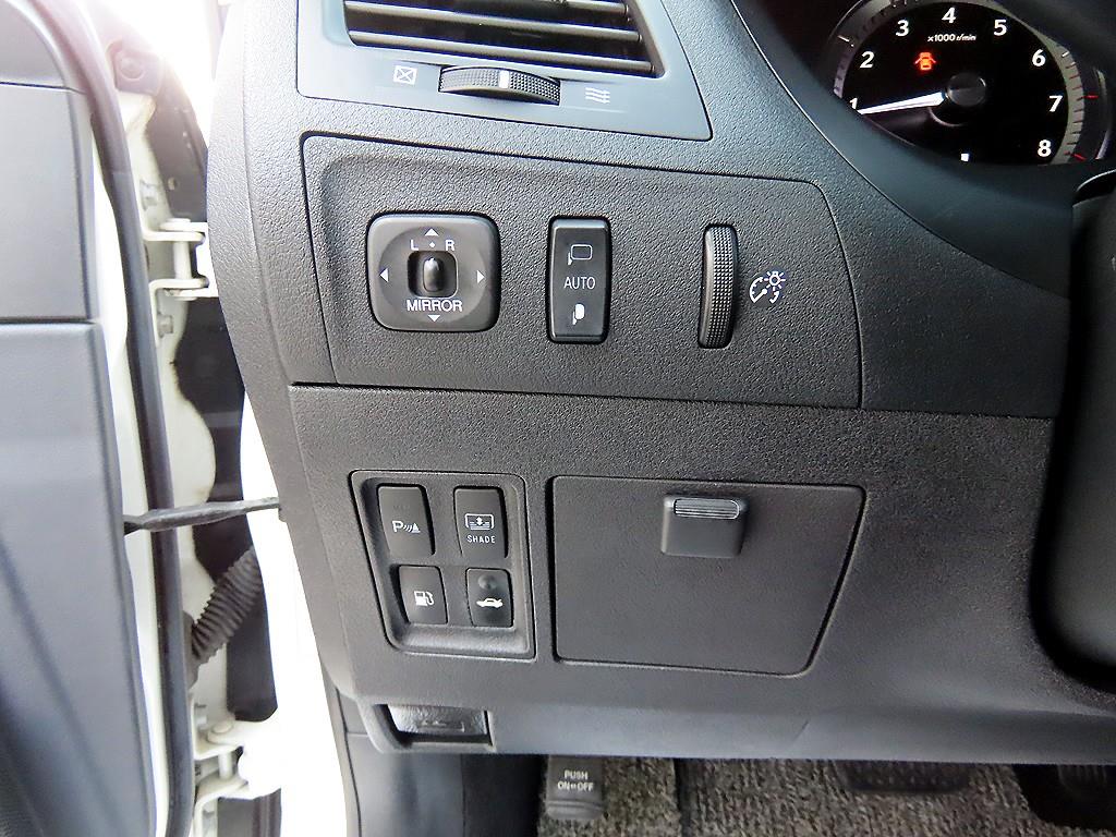 Lexus ES — photo 13