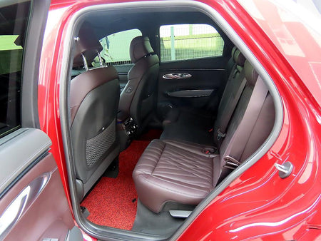 Genesis GV70 — photo 06
