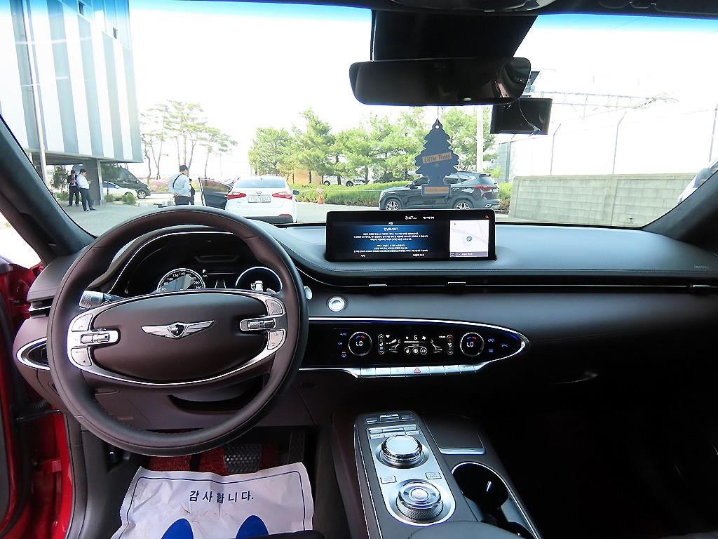 Genesis GV70 — photo 07