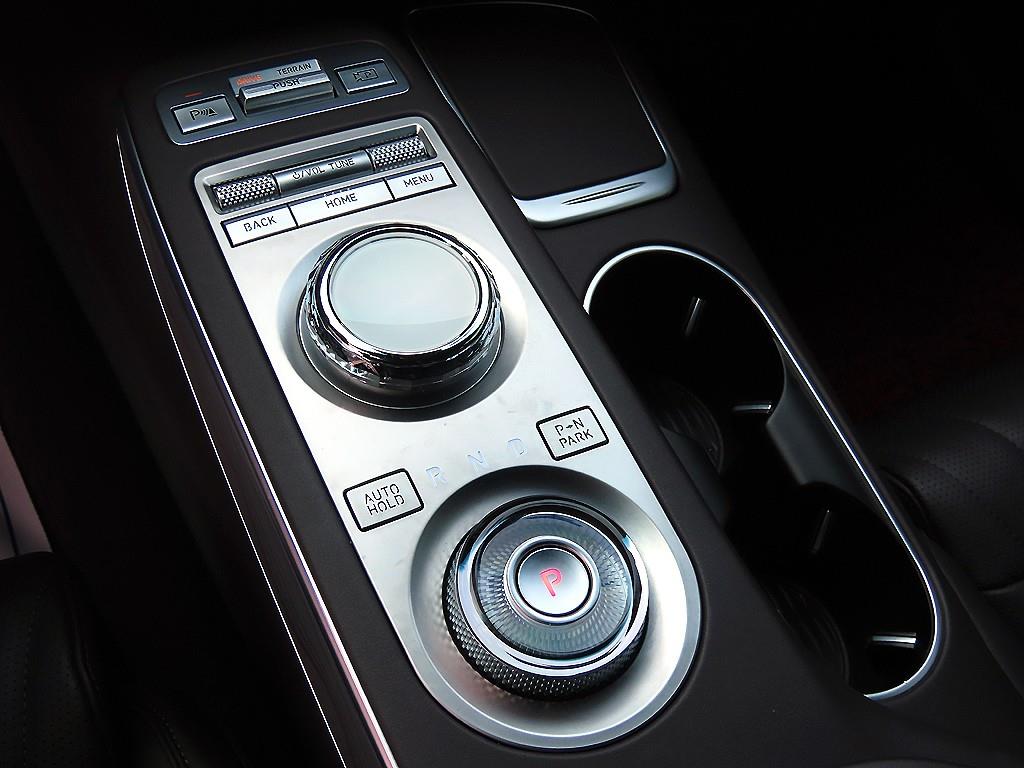 Genesis GV70 — photo 11