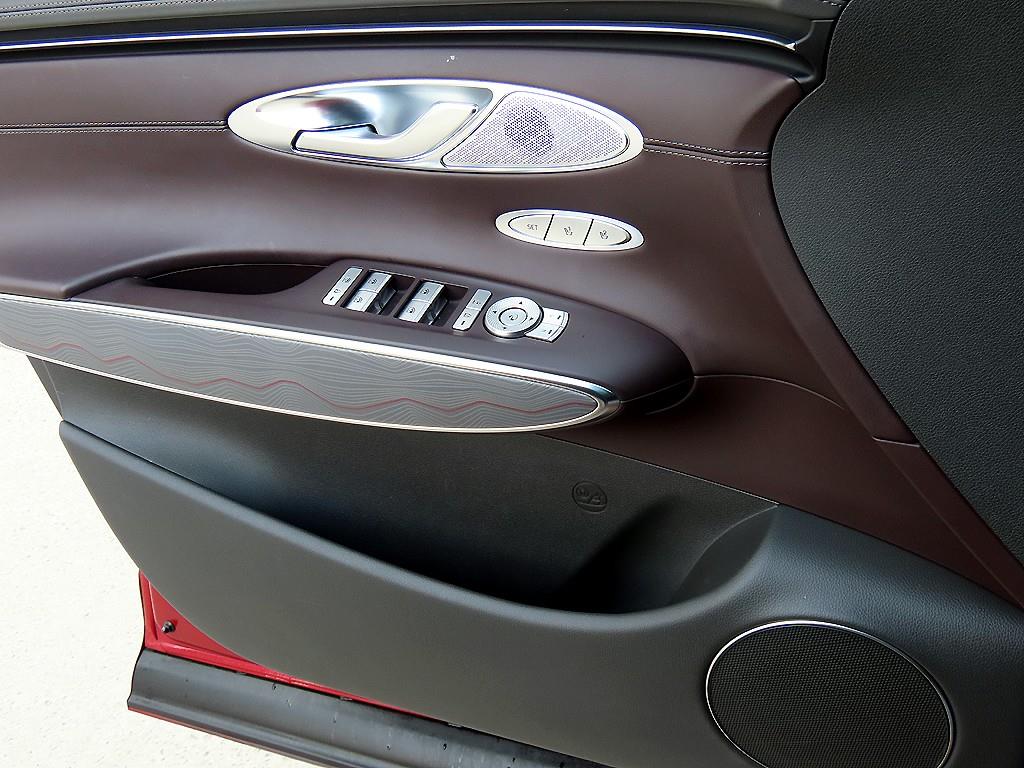 Genesis GV70 — photo 12