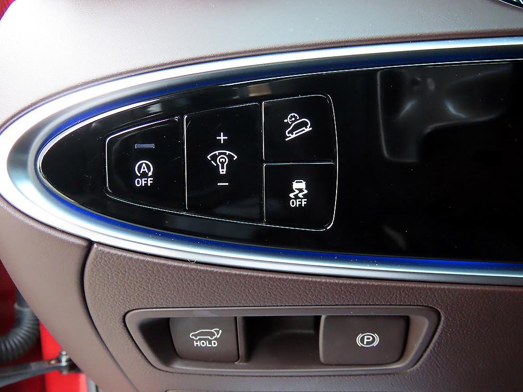 Genesis GV70 — photo 13