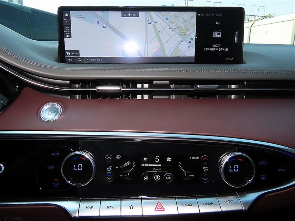 Genesis GV70 — photo 14