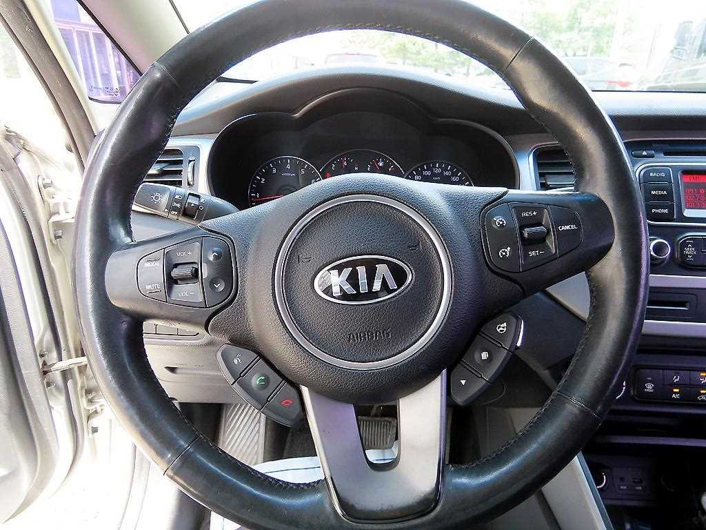 Kia Carens — photo 08