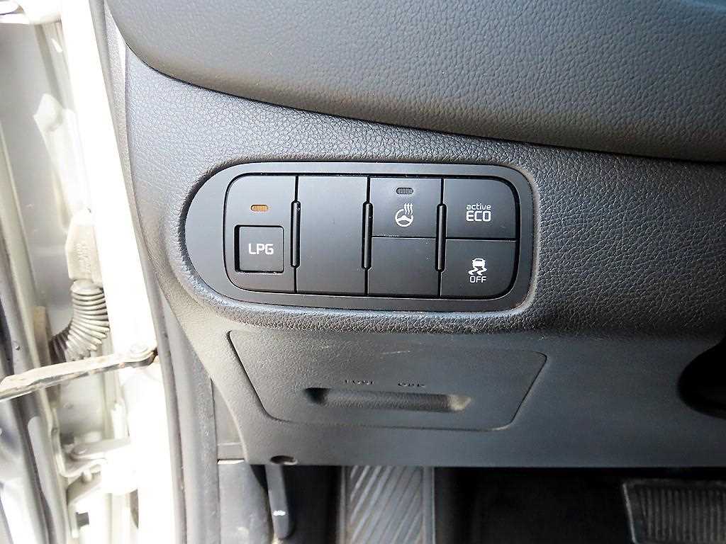Kia Carens — photo 12