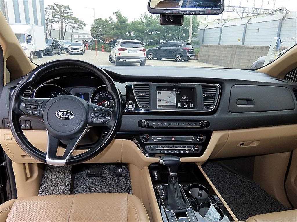 Kia Carnival — photo 07