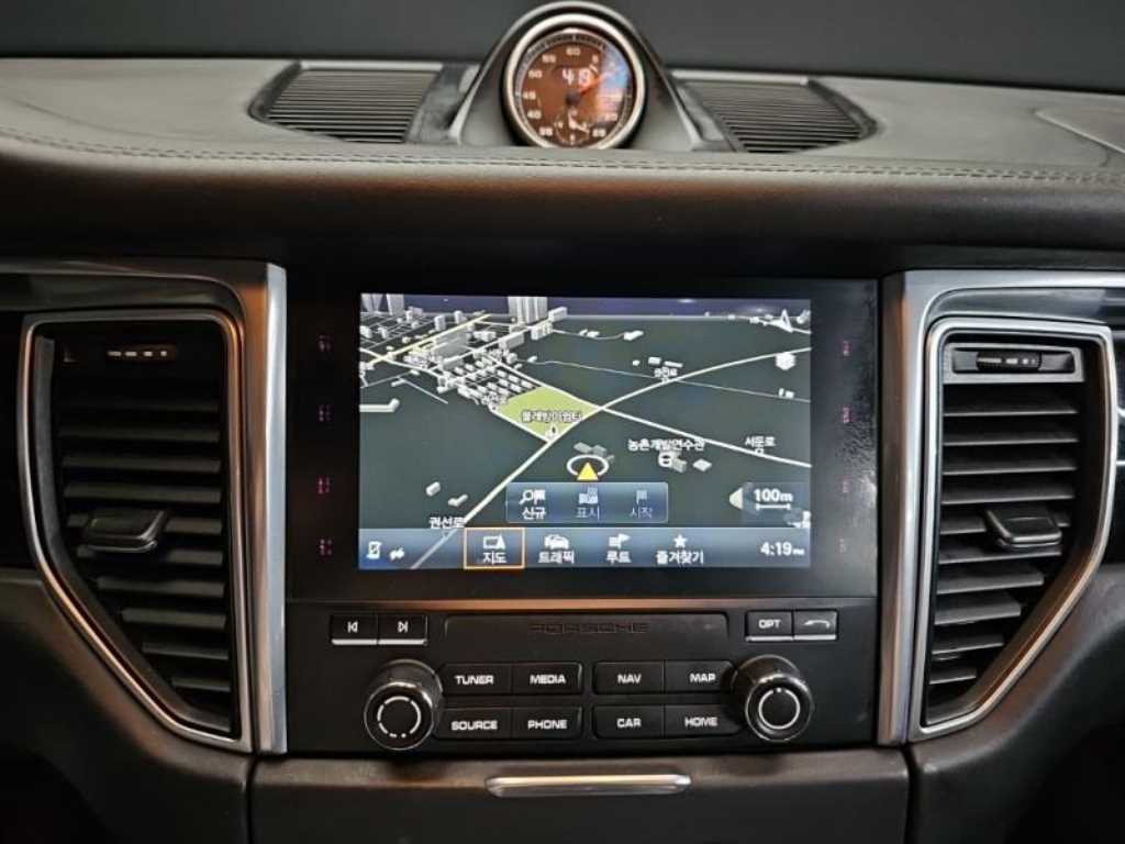 Porsche Macan — photo 10