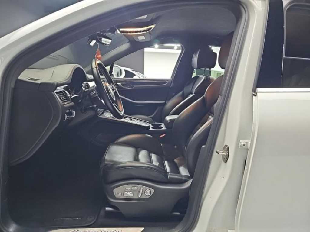 Porsche Macan — photo 17