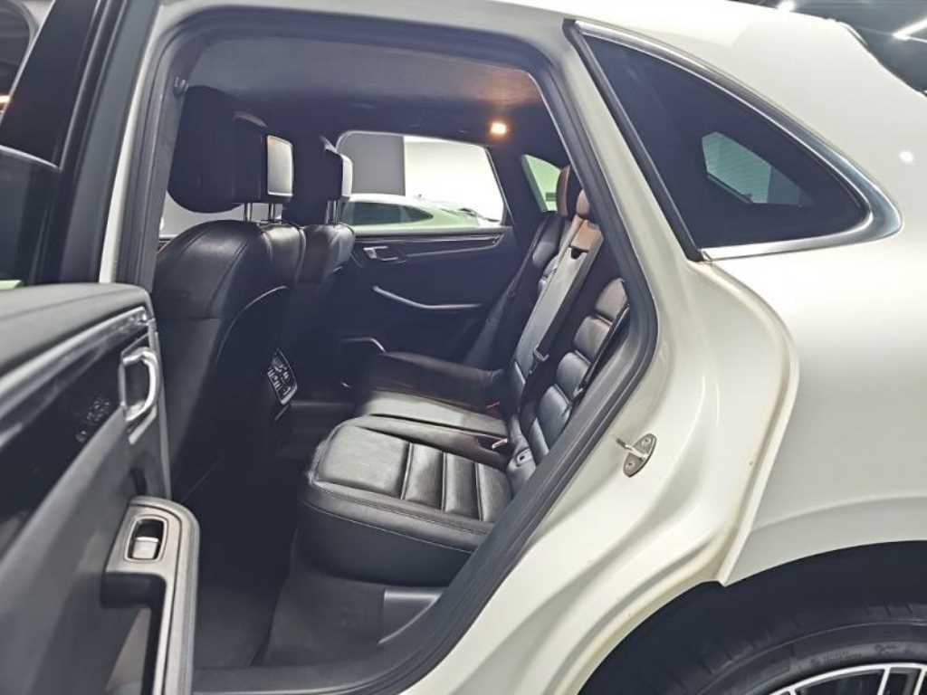 Porsche Macan — photo 18