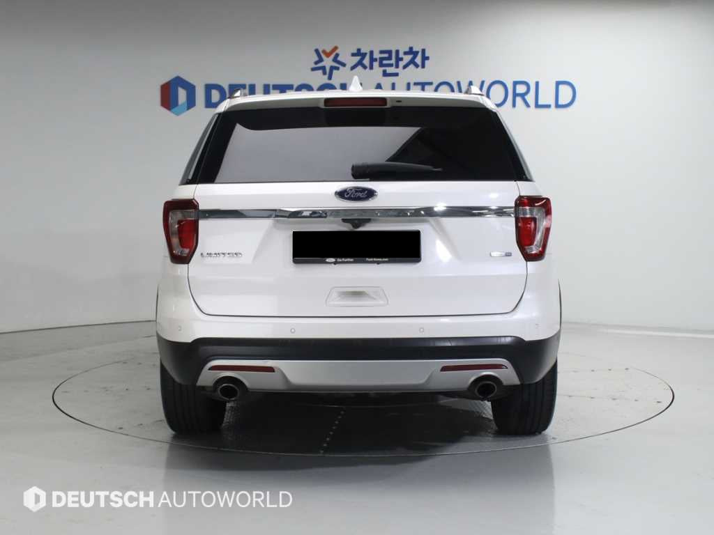Ford Explorer — photo 04