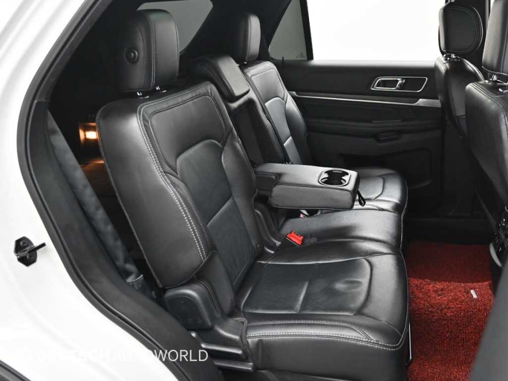 Ford Explorer — photo 12