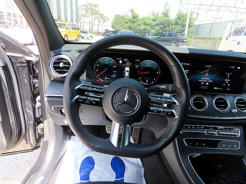 Mercedes-Benz E-Class — photo 08