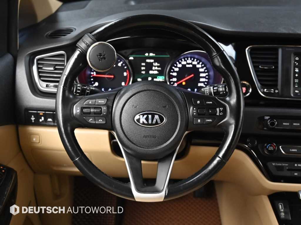 Kia Carnival — photo 13