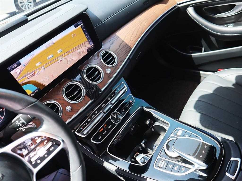 Mercedes-Benz E-Class — photo 11