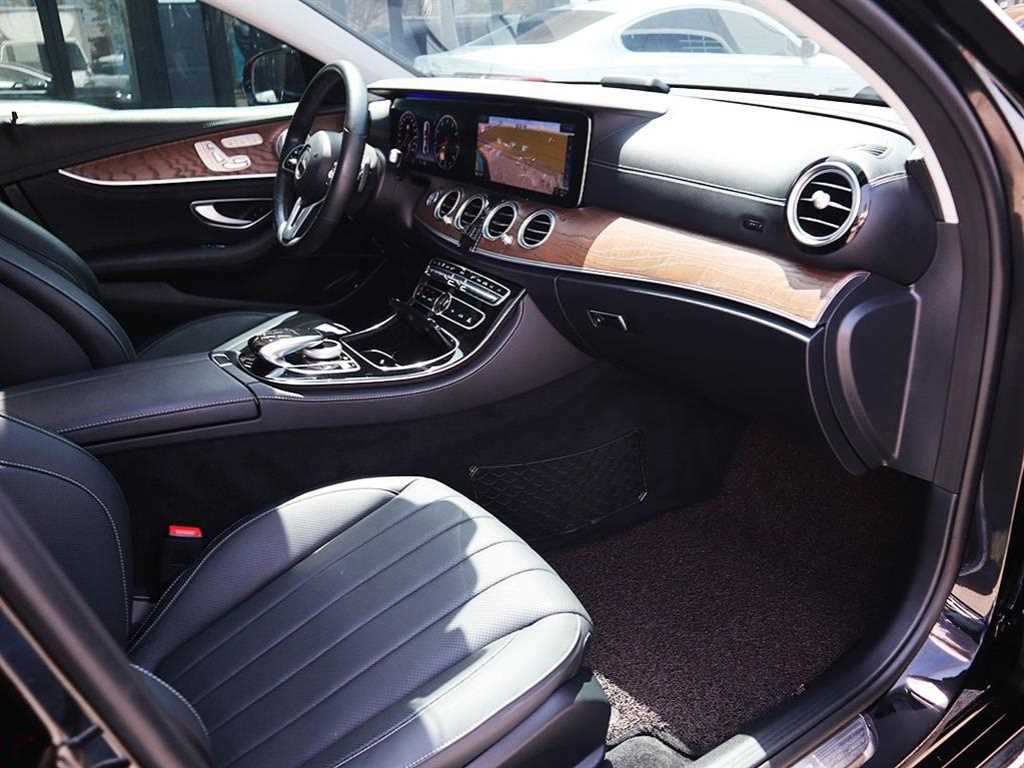 Mercedes-Benz E-Class — photo 19