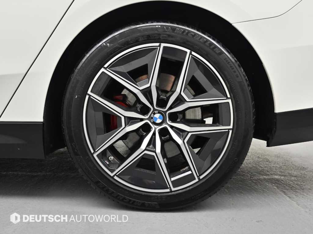 BMW 5-Series — photo 05