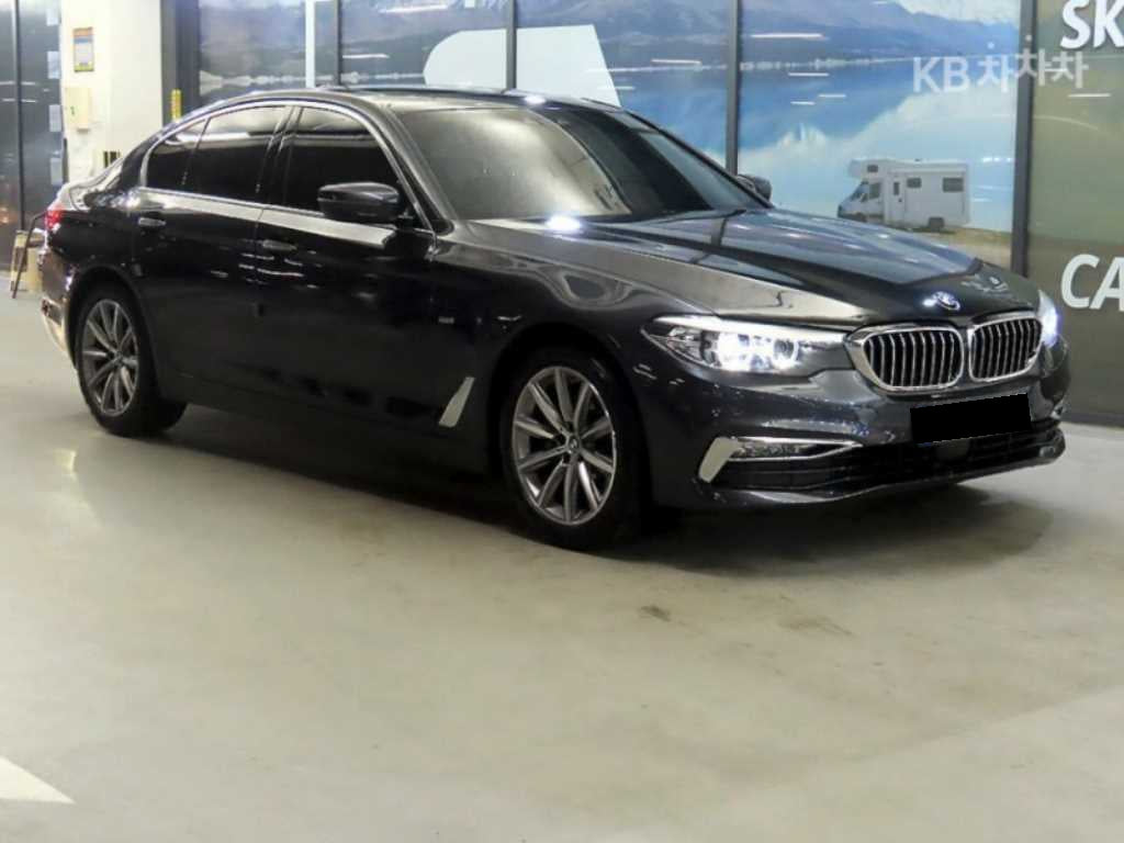 BMW 5-Series — photo 01