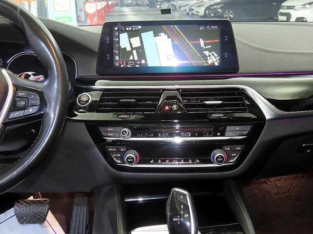 BMW 5-Series — photo 11