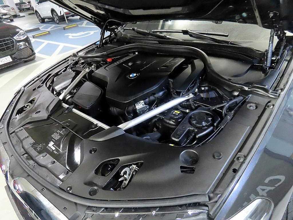 BMW 5-Series — photo 19