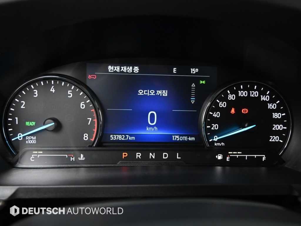 Ford Explorer — photo 08
