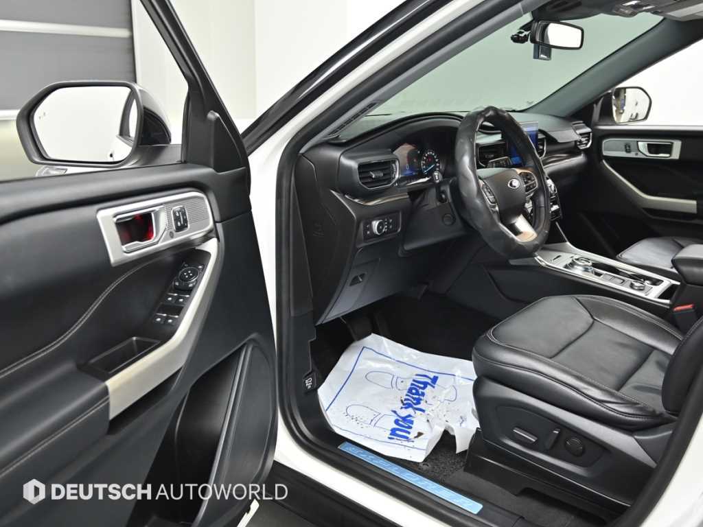 Ford Explorer — photo 11