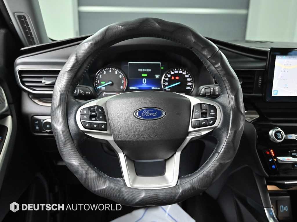 Ford Explorer — photo 13