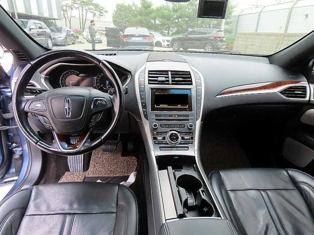 Lincoln MKZ — photo 07