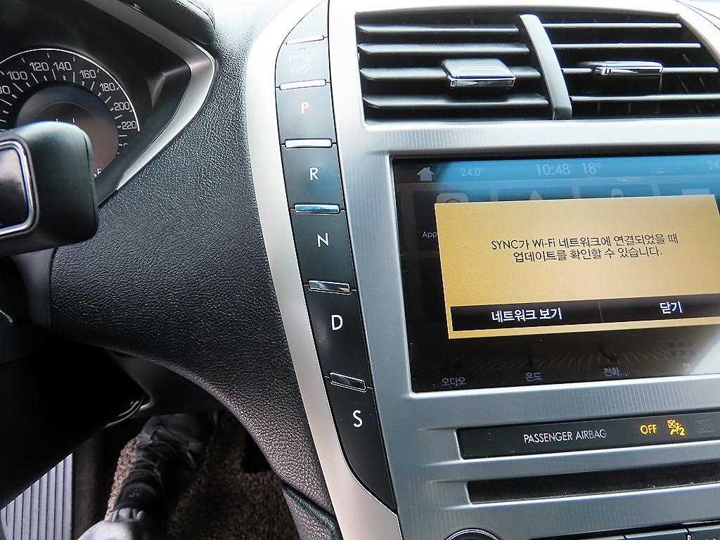 Lincoln MKZ — photo 10
