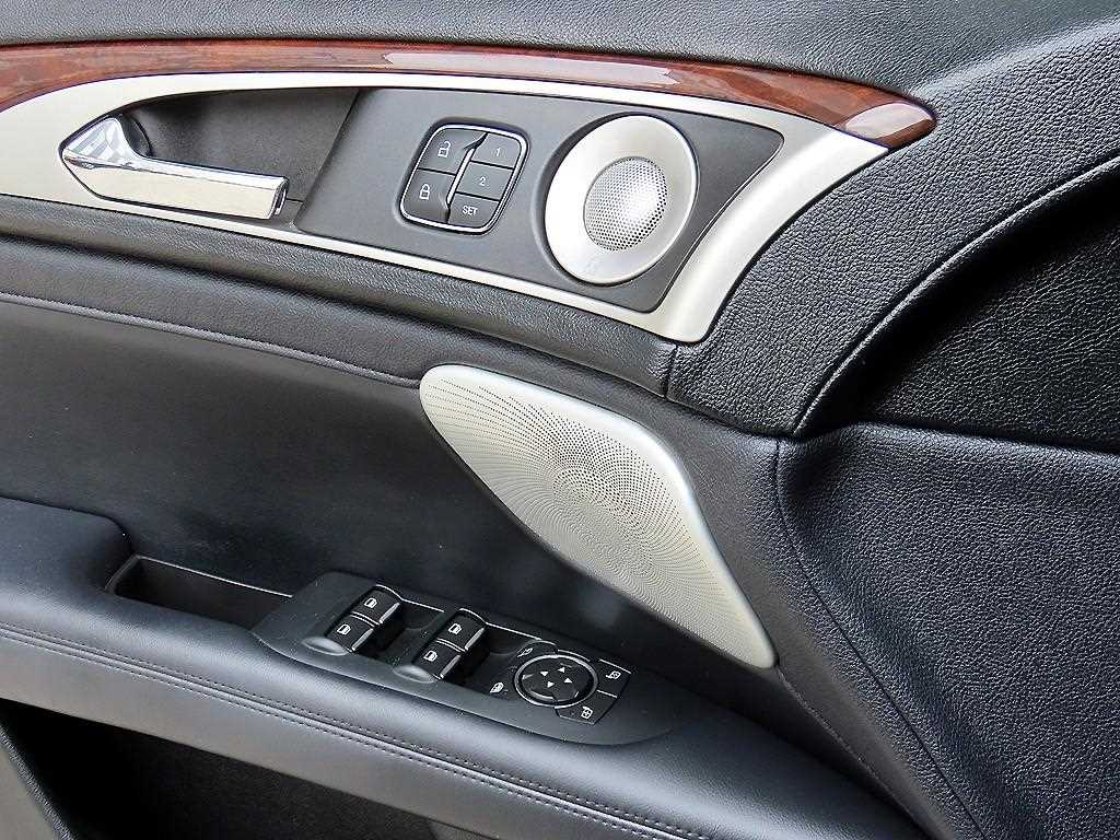 Lincoln MKZ — photo 11