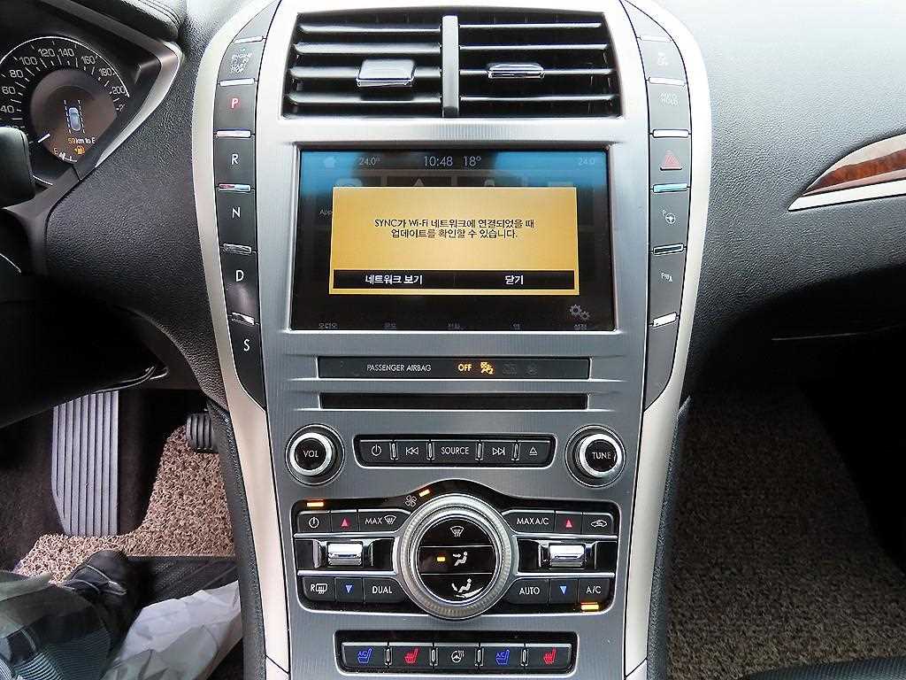 Lincoln MKZ — photo 12