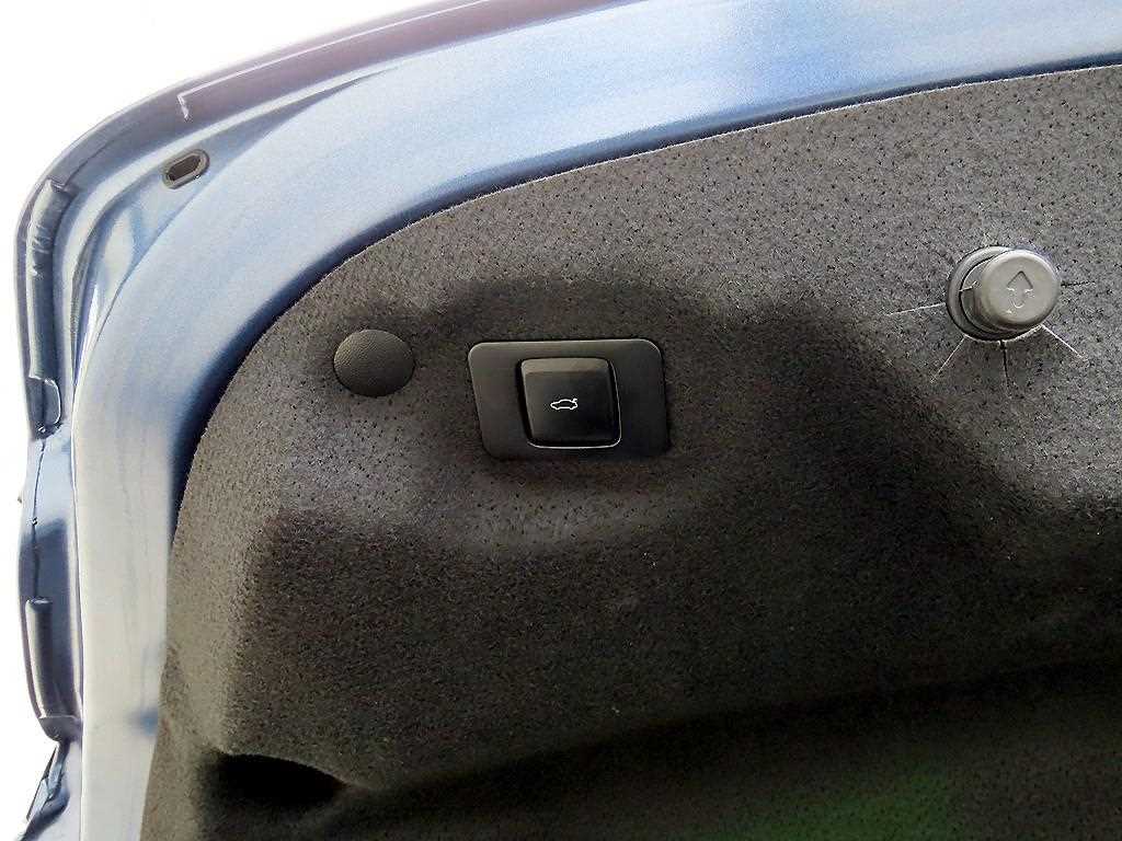 Lincoln MKZ — photo 17