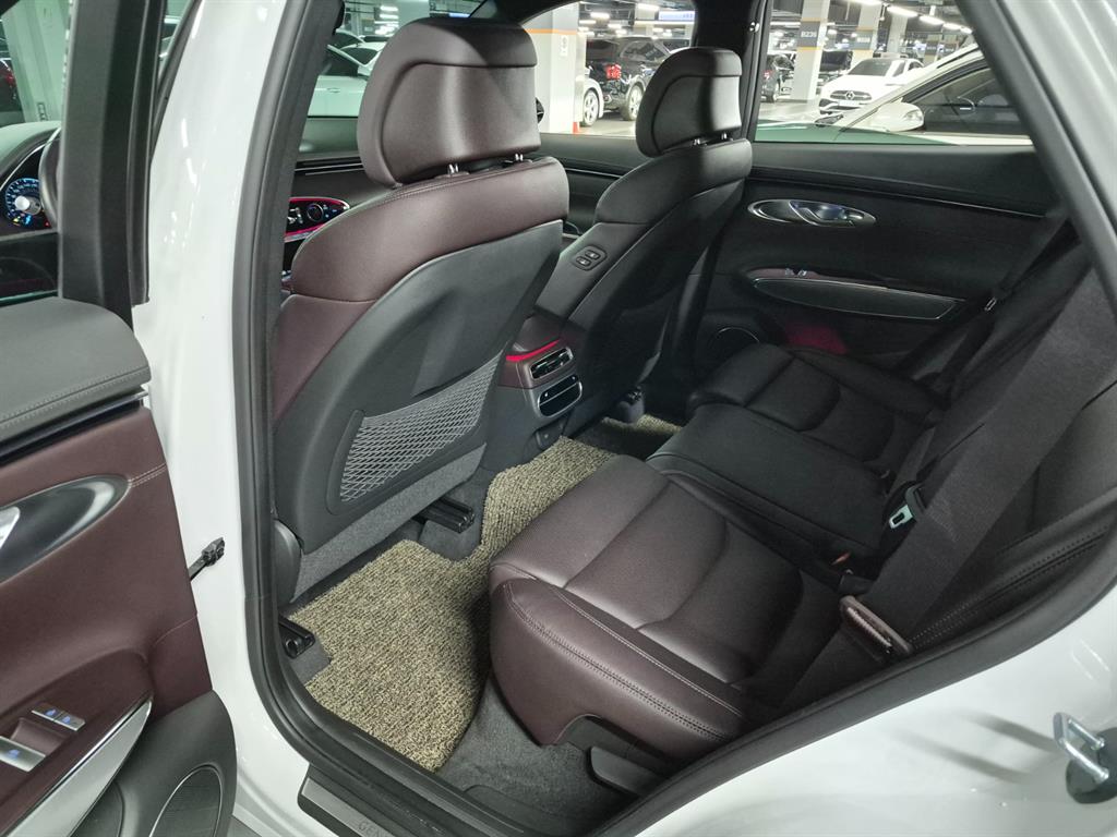 Genesis GV70 — photo 09