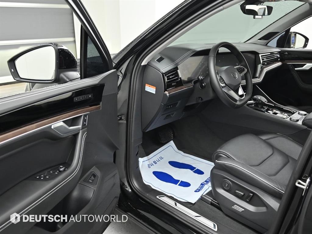 Volkswagen Touareg — photo 11