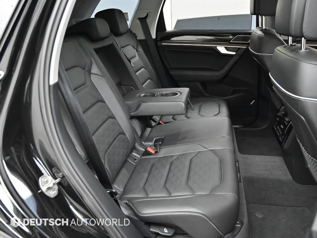Volkswagen Touareg — photo 12